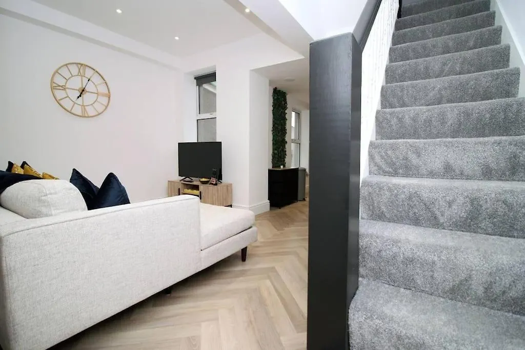 Villa Central Luxury Stays Weekend Breaks Families Cardiff United Kingdom